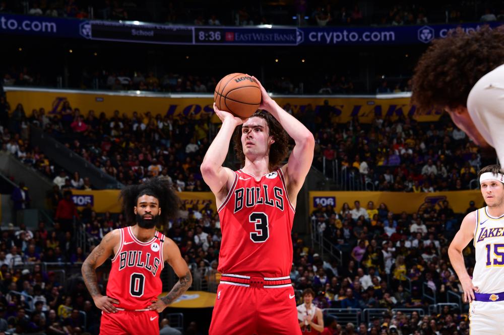 53岁齐达内夜游上海，与大妈踢毽子几分钟融入氛围，展现顶级球商